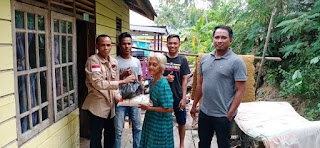 Himpunan Melayu Raya Kecamatan Selayar Korwil Lingga Bagikan Sembako Kepada Warga Kurang Mampu