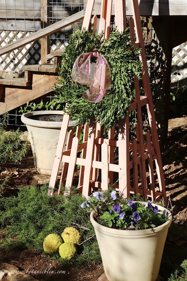 Botanic Bleu Peach Trellis Christmas Greenery