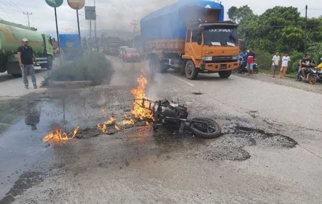Tabrakan, Dua Sepeda Motor Terbakar di By Pass Padang
