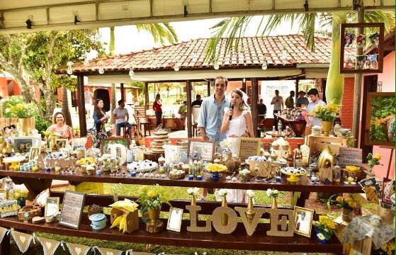 chá bar, noivos felizes, chá de panela, decoração diy, mesa do bolo, decoração amarela e azul, chá bar, rústico