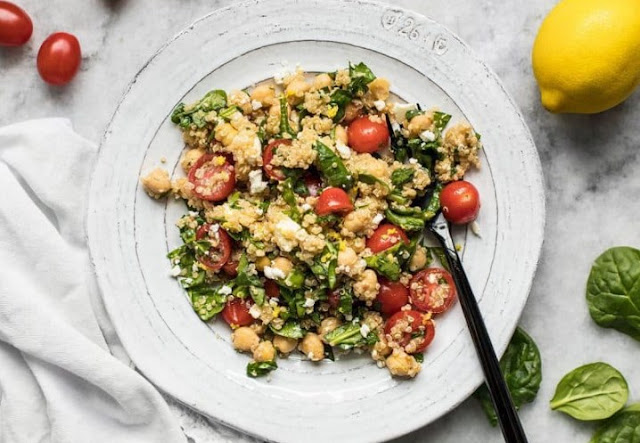 One-Pot Mediterranean Quinoa with Spinach & Chickpeas #vegan #chickpea