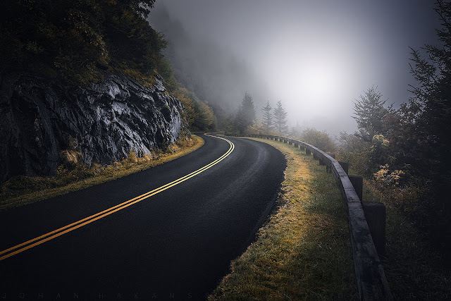 carretera blue ridge parkway con neblina en la montaña