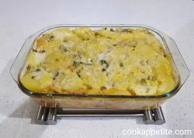 This  chicken bacon potato pasta bake is a family's favorite. Made with cooked pasta, cooked potatoes, chicken and bacon and mixed with 3 different types of cheese - Knorr cheese sauce, mozzarella cheese and cheddar cheese. This cheesy pasta bake with chicken and bacon is more than capable of satisfying a family.
