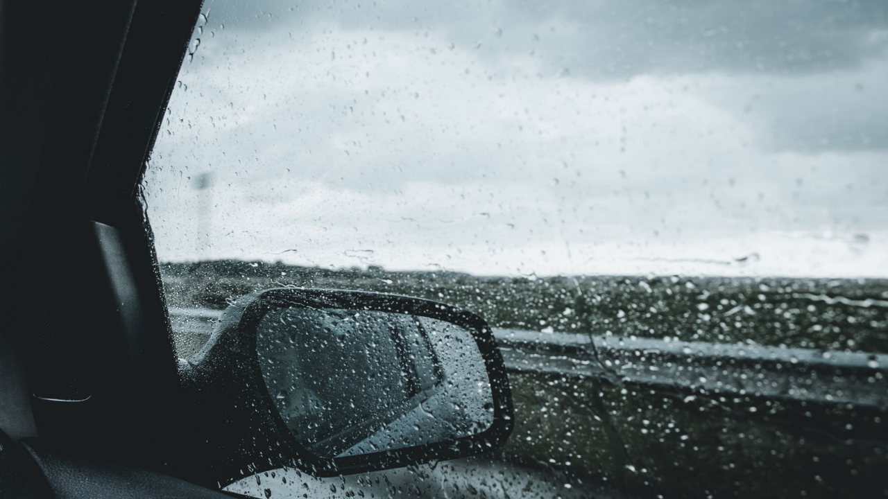 tips berkendara aman saat hujan