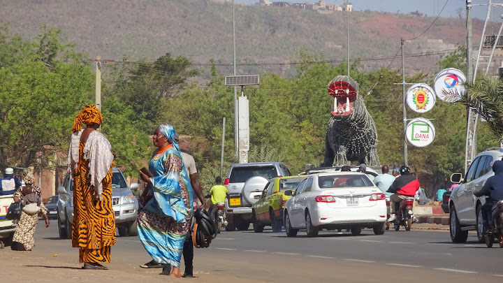 Bamakos best Roundabout has a hippo