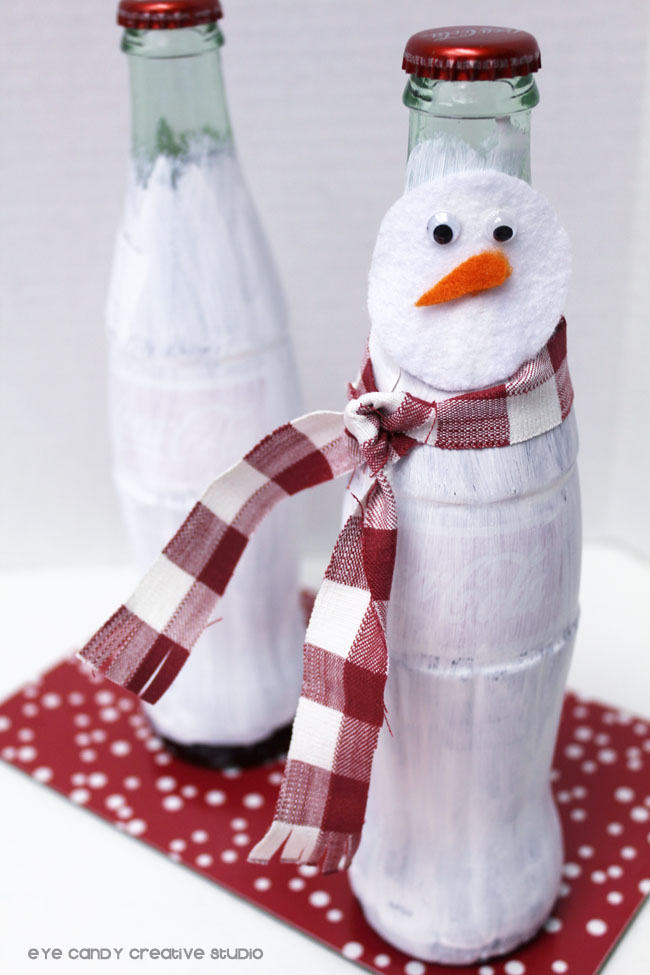 maing a scarf for coca cola snowman bottle craft, plaid scarf, craft DIY