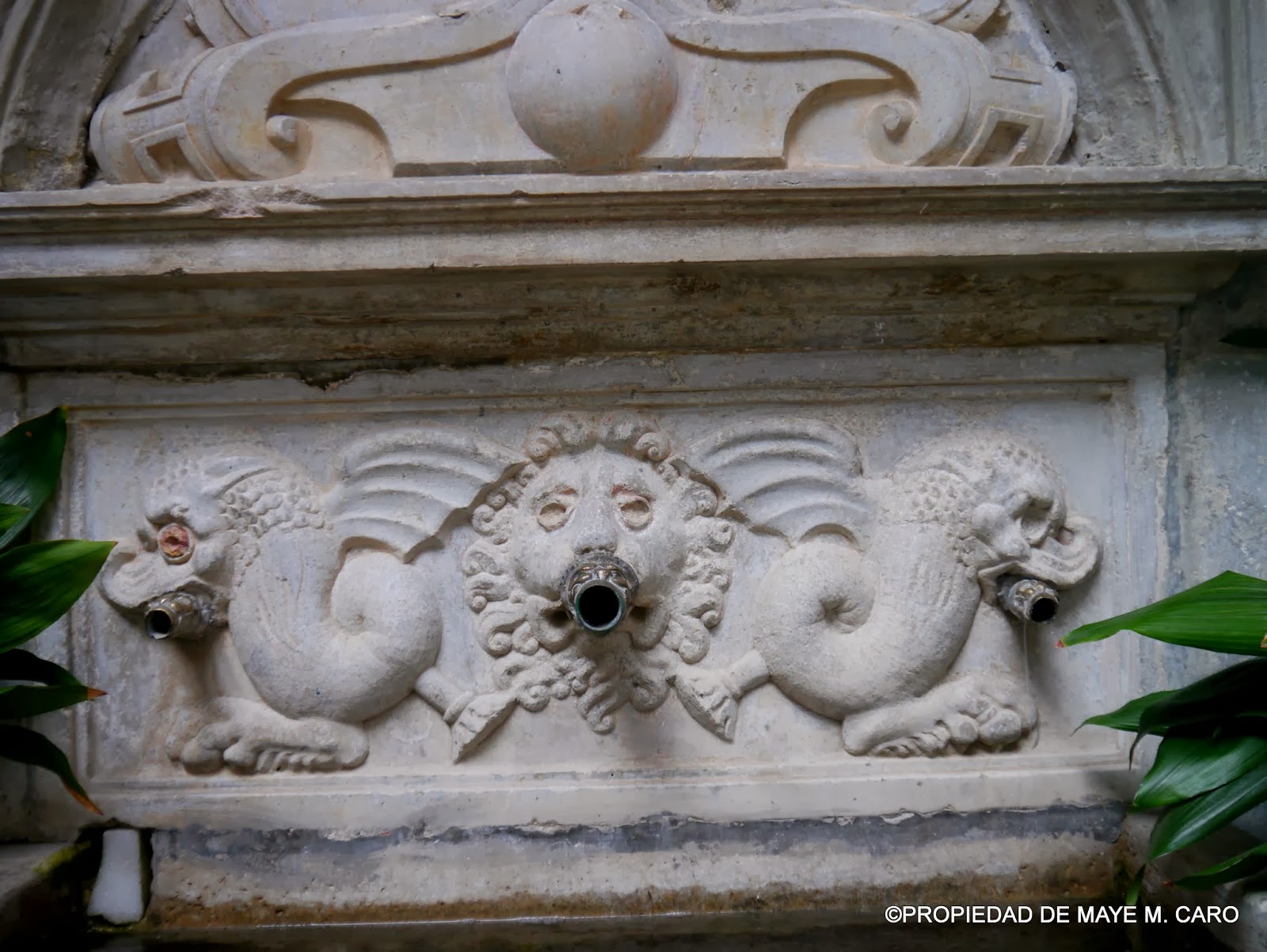 Pilones y Aljibes de Granada En el patio de la Casa de los Condes de