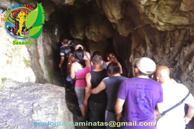 EcoCaminatas ingreso de turistas a la Cueva del Indio.