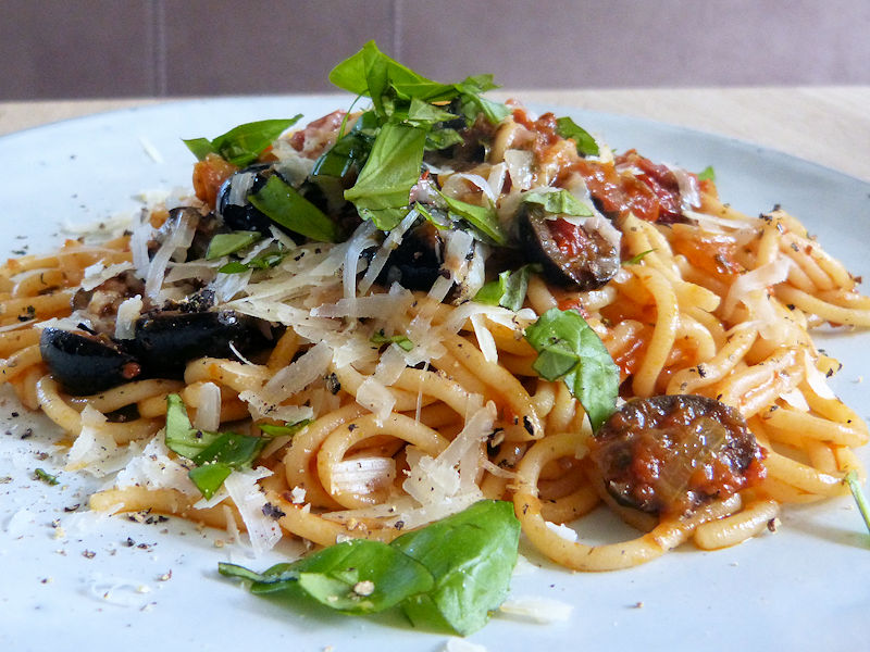 Kochzeit: Spaghetti mit Kapern und schwarzen Oliven