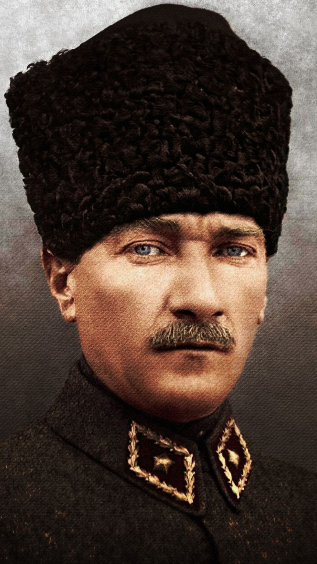 Atatürk renkli resim indir, Ataturk resım hizli, resim yükle, indir, hızlı resim url, yükle, Atatürk telefon duvar kagıdı indir, profil resimi, Ataturk resimleri ,Ataturk fotograflari Atatürk-renkli-resim-Ataturk-resım-hizli-resim-yükle-indir-hızlı resim-url-yükle-Atatürk-telefon-duvar-kagıdı-indir-profil-resimi-Ataturk-resimleri-Ataturk-fotograflari  Türkiyyenin  tarihi liderlerinden biri de Mustafa Kemal Atatürkdür. Türk halkı  Atatürkü kendi kahramanı ve lideri larak gördüğü için belkide  Türkiyyede  en çok sevilen bir tarihi şahısdır. Bu günkü yayınımızda Atatürkün renkli resimlerini size takdim edeceğiz. İsteyen telefonuna indirerek telefon duvar kağıdı olarak kullana bilir ve ya instagram ve facebook profillerinde paylaşa bilirler. Hızlı resim indirmenin bize  sağladığı imkanlardan yararlanarak Atatürkün renkli resimlerini hd olarak ücretsiz indire bilirsiniz. Resimin üzerine basılı tutarak açılan pencerede resmi indir yazısına tıklayarak fotoğrafları indire bilirsiniz     ATATÜRK'ÜN HAYATI KISACA Mustafa Kemal Atatürk 1881 yılında Selanik’te doğdu. Ali Rıza Efendi babası,  Zübeyde Hanım ise annesidir. Mustafa Kemal Atatürk’ün eğitim aldığı okullar baştan sona     şöyledir; ilkokul eğitimini Mahalle Mektebinde ve Şemsi Efendi Okulunda, ortaokul eğitimini  Selanik Mülkiye Rüştiyesi ve Selanik Askeri Rüştiyesinde, lise eğitimini Selanik Askeri  İdadisi, üniversite eğitimini ise Harp Okulu ve Harp Akademisinde almıştır. 1893 yılında  Askeri Rüştiye’de okurken matematik öğretmeni ona Kemal ismini verdi ve böylece ismi  Mustafa Kemal oldu.  I. Dünya Savaşı nihayete erdiğinde Mondros Ateşkes antlaşması imzalanması ile vatan  topraklarını paylaşılacaktı. Fakat duruma el koyan Mustafa Kemal, 19 Mayıs 1919’da     Samsun’a çıkarak milli mücadelenin temellerini attı.23 Nisan 1920 tarihinde TBMM’nin     açılmasına önder olan Mustafa Kemal Meclis tarafından da Hükümet Başkanı seçildi. 5  Ağustos 1921’de yine Meclis tarafından Başkomutan seçildi. Sakarya Savaşı’nın  kazanılmasındaki büyük emeklerinden dolayı Gazilik unvanı ve Mareşallik rütbesi ile  şereflendirildi.  29 Ekim 1923 tarihinde Cumhuriyet ilan edildi ve Mustafa Kemal Atatürk Türkiye  Cumhuriyeti’nin ilk Cumhurbaşkanı koltuğuna oturdu. 1934 yılında Gazi Mustafa Kemal’e  meclis “Atatürk” soyadını lâyık gördü.  10 Kasım 1938 tarihinde Dolmabahçe Sarayı’nda hayatına veda etti. Tüm ülkeyi yasa  boğdu. Ancak inkılapları ve ülkemize kazandırdıklarıyla kalbimizde sonsuzluğu ulaşmış bir  liderdir.