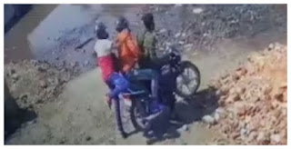 सिवान में सीएमएस कर्मचारियों से 18 लाख लूटे, रूपये लूटकर भागते अपराधियों की तस्वीर सीसीटीवी में कैद सिवान में सीएमएस कर्मचारियों से 18 लाख लूटे, रूपये लूटकर भागते अपराधियों की तस्वीर सीसीटीवी में कैद