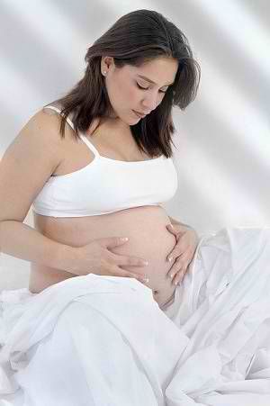 pregnant woman waits SSS maternity benefit