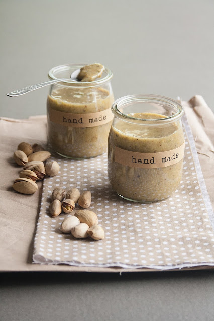 Crema spalmabile al pistacchio fatta in casa, senza burro e senza zucchero