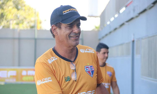 Barbosinha, técnico do Bahia de Feira, é internado após sofrer mal súbito