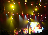 Scorpions, 9 iunie 2011, encore, Klaus Meine (cu steagul), Pawel Maciwoda si James Kottak
