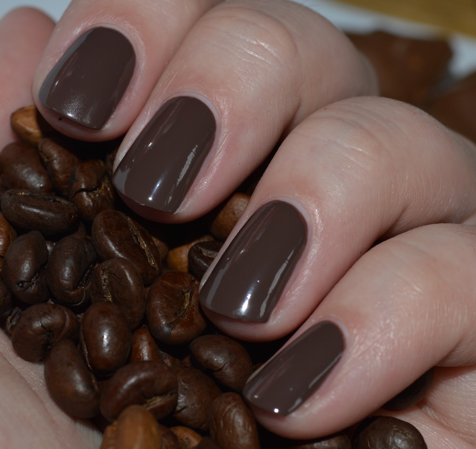 Лак шоколад. Шоколадный лак. Гель лак шоколадного цвета. Шоколадный лак для ногтей. Кофейно шоколадный цвет.