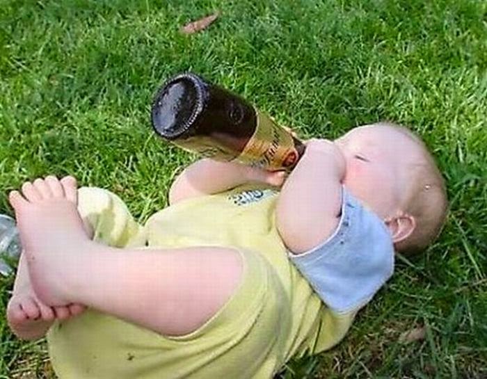 Пивные дети. Ребенок с пивом. Мальчик с пивом. Ребенок с пивом в руках.