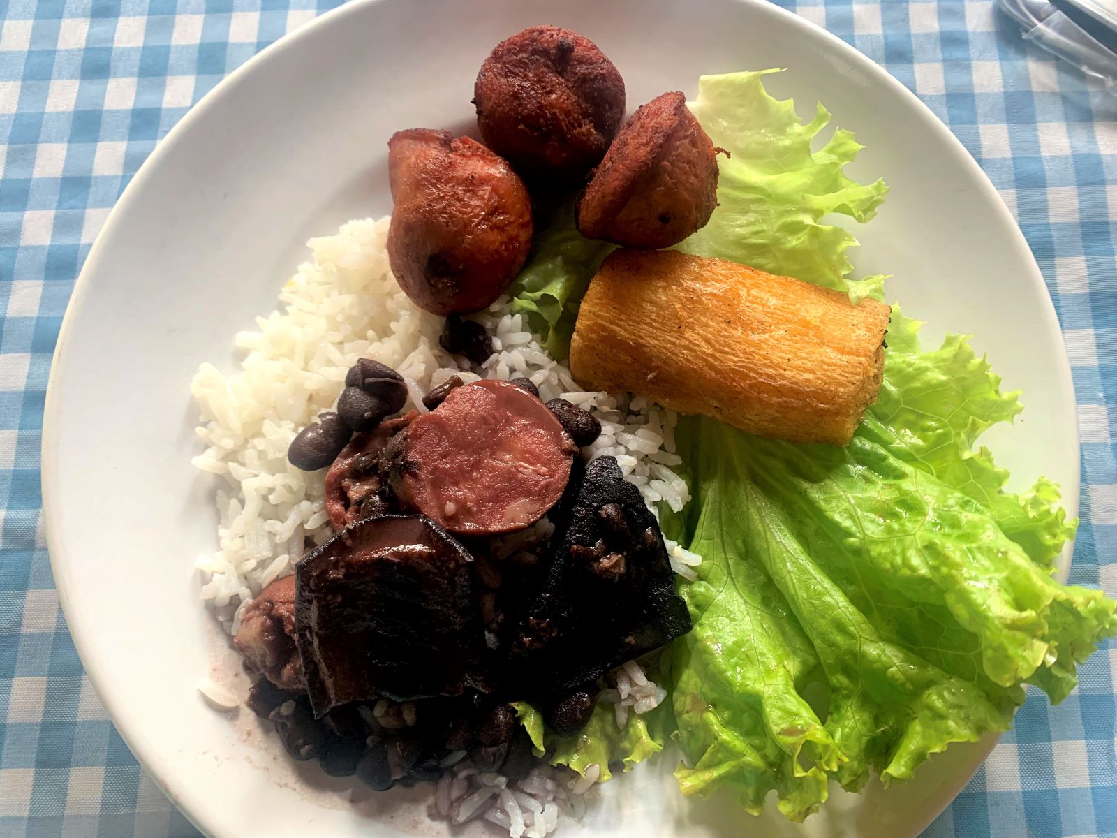 Monte Alegre do Sul (SP) prato de comida com arroz, feijoada, mandioca frita, alface e linguiça