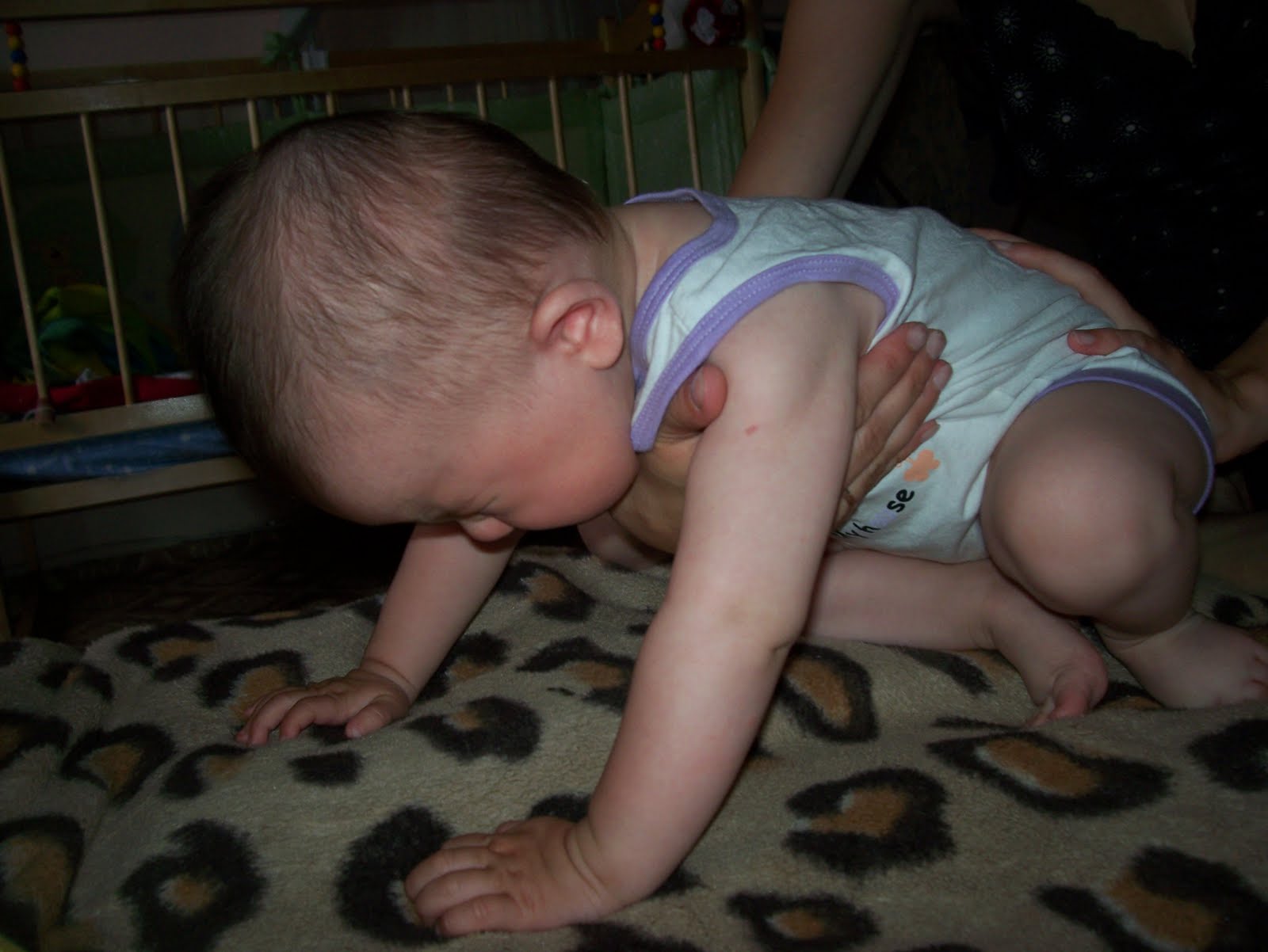 Ребенок встает у опоры. Ребенок просыпается. Ребенок ползает на вытянутых ногах и руках. Ребёнок в 5 месяцев встаёт на четвереньки. Встает на ноги в 7 месяцев.