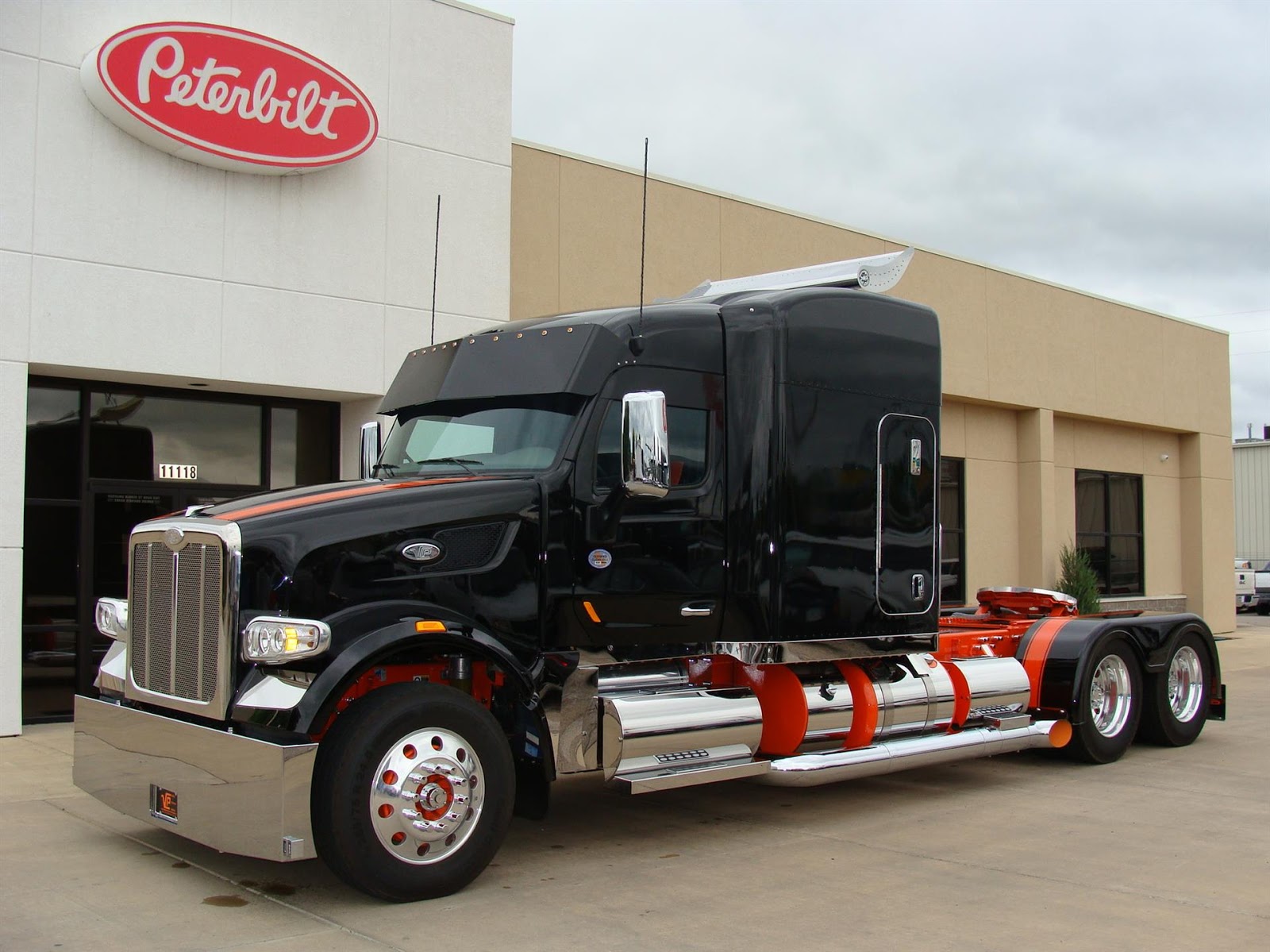 DIECIOCHO RUEDAS PETERBILT 567… DOS VERSIONES DE UN VOCACIONAL DE ESTILO CLÁSICO…