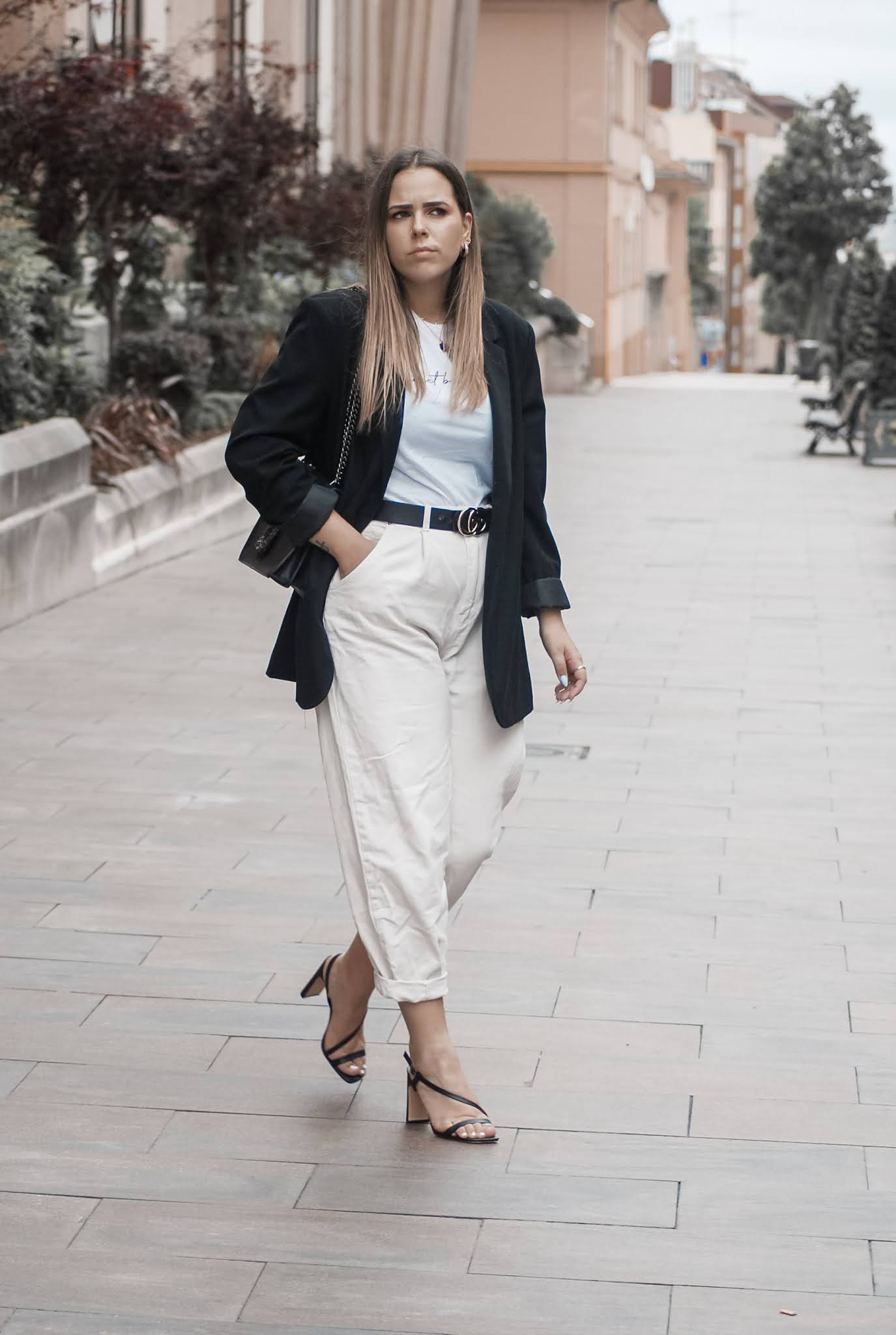 Outfit con slouchy beige