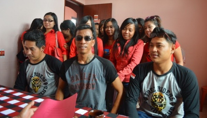 Dikawal Pemandu Lagu, Bos Kafe Nyalon Bupati Tabanan