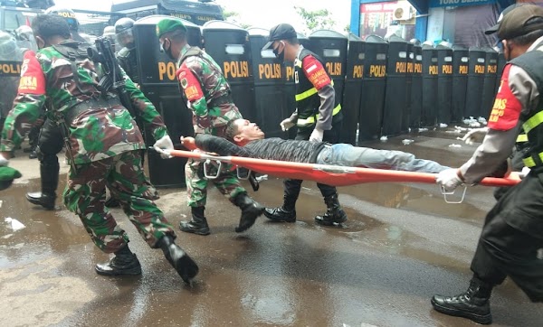 Massa Pendemo di Depan KPU Indramayu Bentrok dengan Polisi, Belasan Orang Terkapar