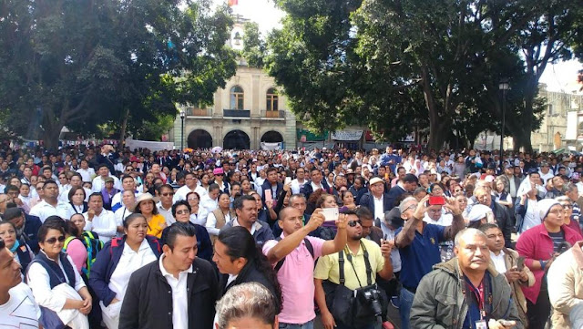 Frente a palacio de Gobierno en Oaxaca piden trabajadores de Salud salida de secretario, Juan Díaz Frente a palacio de Gobierno en Oaxaca piden trabajadores de Salud salida de secretario, Juan Díaz