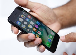 Nah smartphone paling ringan yang terahir yaitu iPhone 7
