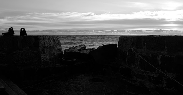 Unter dem Meer. Von meiner Fehlgeburt, dem Verdrängen und den Gefühlen unter Wasser (2). Dieser Text ist eher literarisch und benutzt die Metapher des Meeres.