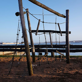 3 Spielplätze im Norden von Kiel mit Blick aufs Meer. Das Klettergerüst im Hafen von Stickenhörn steht an der Spitze der Mole.