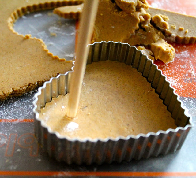 oktoberfest,gingerbread heart cookie recipe,gingerbread cookies,ginger speculoos cookies,gingerbread heart necklace,oktoberfest,Gingerbread hearts, cookie decorating video, decorated cookies