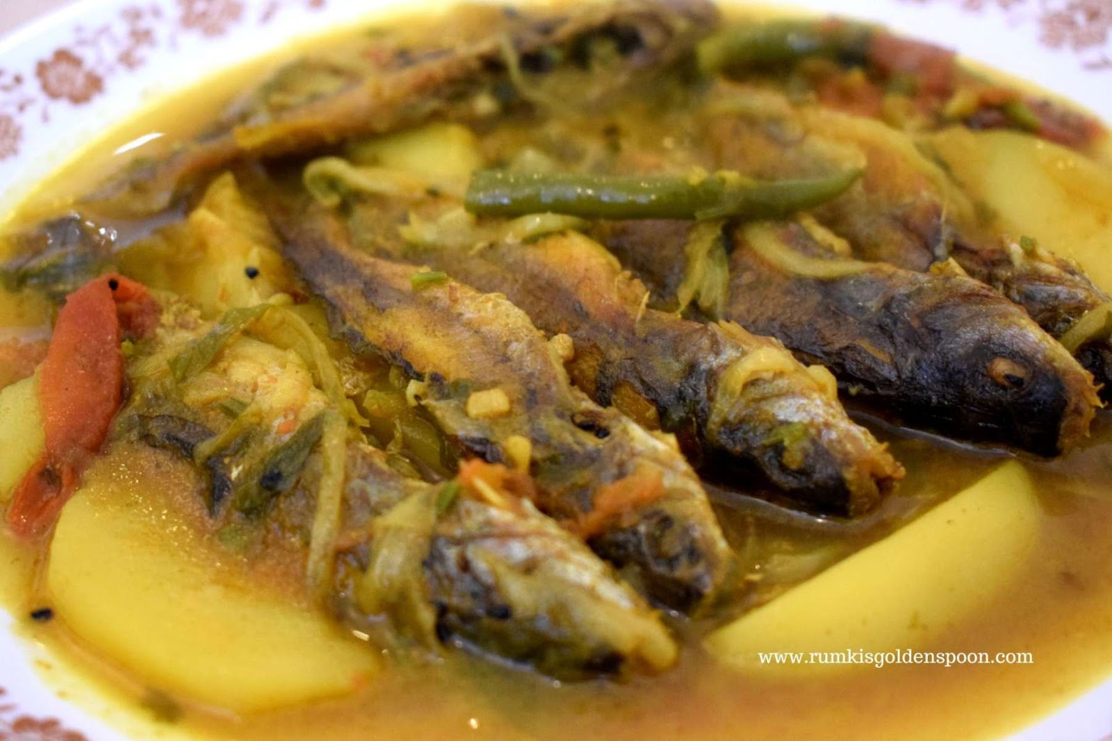 recipe with small fish, tangra mach recipe, cat fish recipe, tangra mach jhol, tangra mach jhal, tangra macher aloo peyaj diye jhol, choto macher aloo peyaj diye jhol cat fish curry, choti machli ki curry, choti machli banane ka tarika, Bengali fish curry recipe, Rumki's Golden Spoon