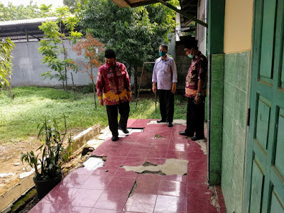 Melihat Kondisi Lantai dan Bangunan Sekolah