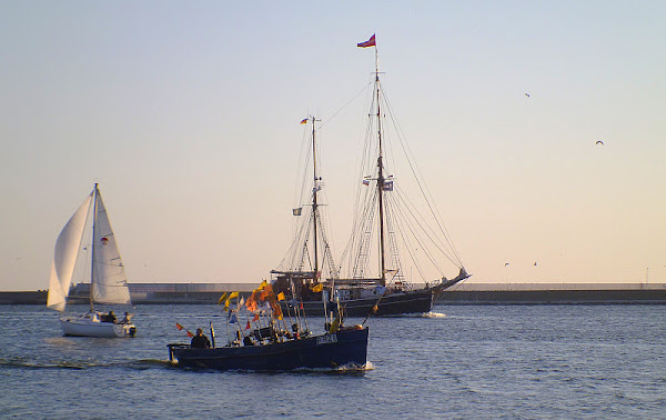 „Atlantica” w towarzystwie łodzi rybackiej i żaglówki.