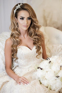 novia con cabello suelto y vestido blanco novia con cabello suelto y vestido blanco