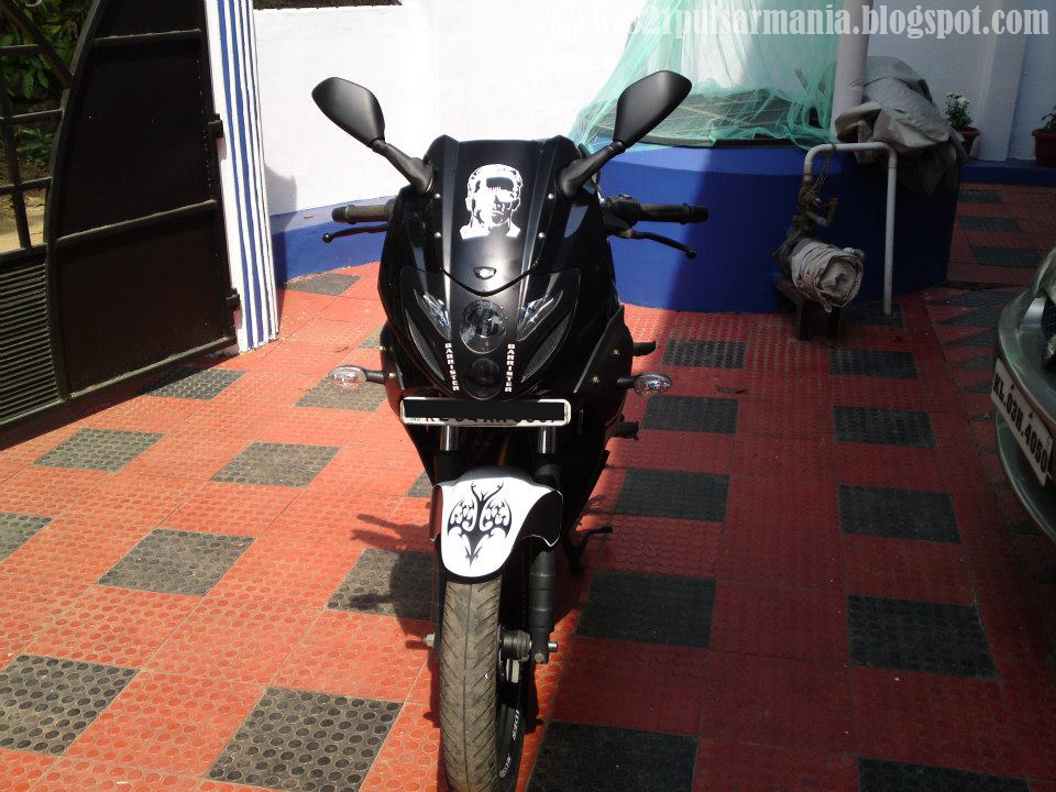 MoToRRaD CustoMIZ Pulsar 220 with Yamaha R15 side panels