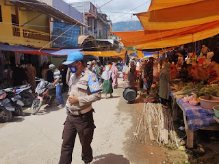 Ajak Masyarakat Selalu Mematuhi Protokol Kesehatan, Personel Polsek Alla Rutin Patroli Di Pasar Sudu