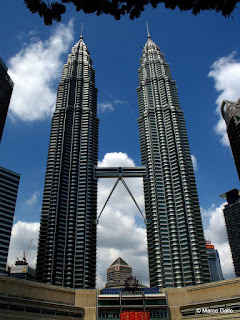 LAS TORRES PETRONAS Y LA TORRE MENARA, ICONOS DE KUALA LUMPUR. MALASIA