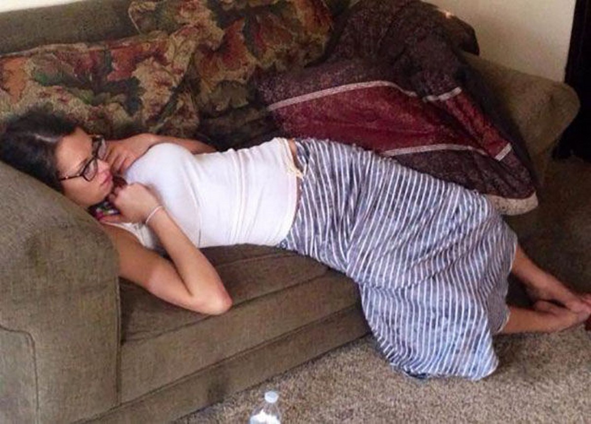 молодые пьяные девочки. девушка спит домашнее. спящие девушки фото. пьяных спящих женщин без нижнего белья. пьяные девушки в постели.