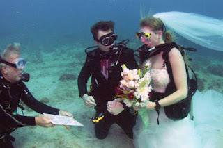 صور غريبة مرات مضحكة ومرات مخيفة زواج+تحت+الماء