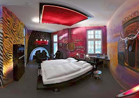 فندق خاص لعشاق السيارات فقط!