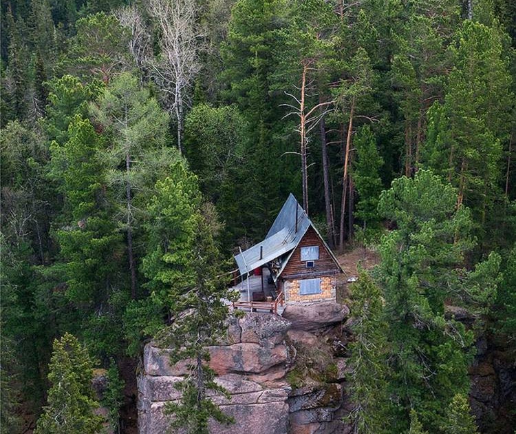 заповедник столбы красноярск. изба столбы. заповедник красноярские столбы столбизм. изба столбы. изба парус мининские столбы.