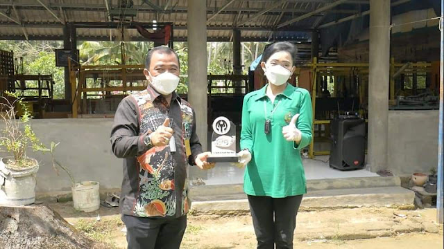 Kunjungi Pulau Ngenang, Erlin Jimmy Akan Promosikan Hasil Tenunan Masyarakat Pulau Ngenang Kunjungi Pulau Ngenang, Erlin Jimmy Akan Promosikan Hasil Tenunan Masyarakat Pulau Ngenang