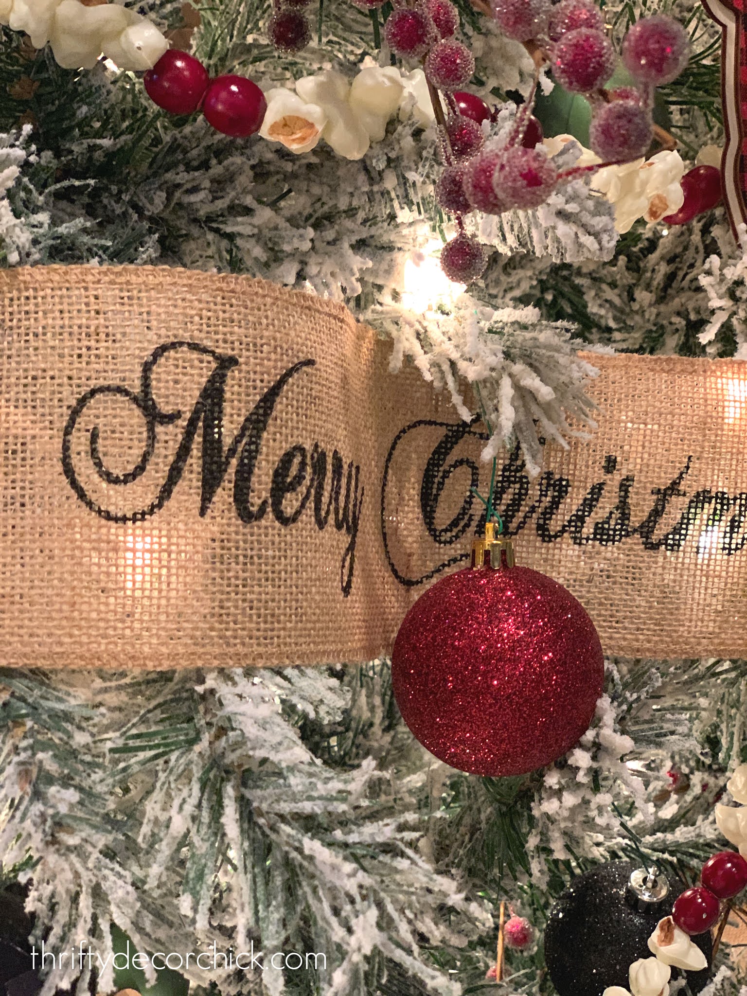 Love the burlap 🎶 ribbon!!  Christmas tree themes, Beautiful