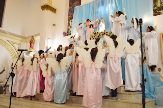Nossa Senhora é coroada por crianças em Ribeirão Bonito