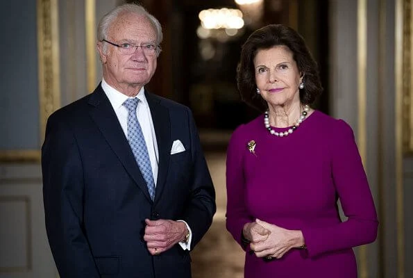 King Carl Gustaf took part digitally with a pre-recorded speech in the Nobel 2020 ceremony. Queen Silvia wore a burgundy dress. Pearl necklace