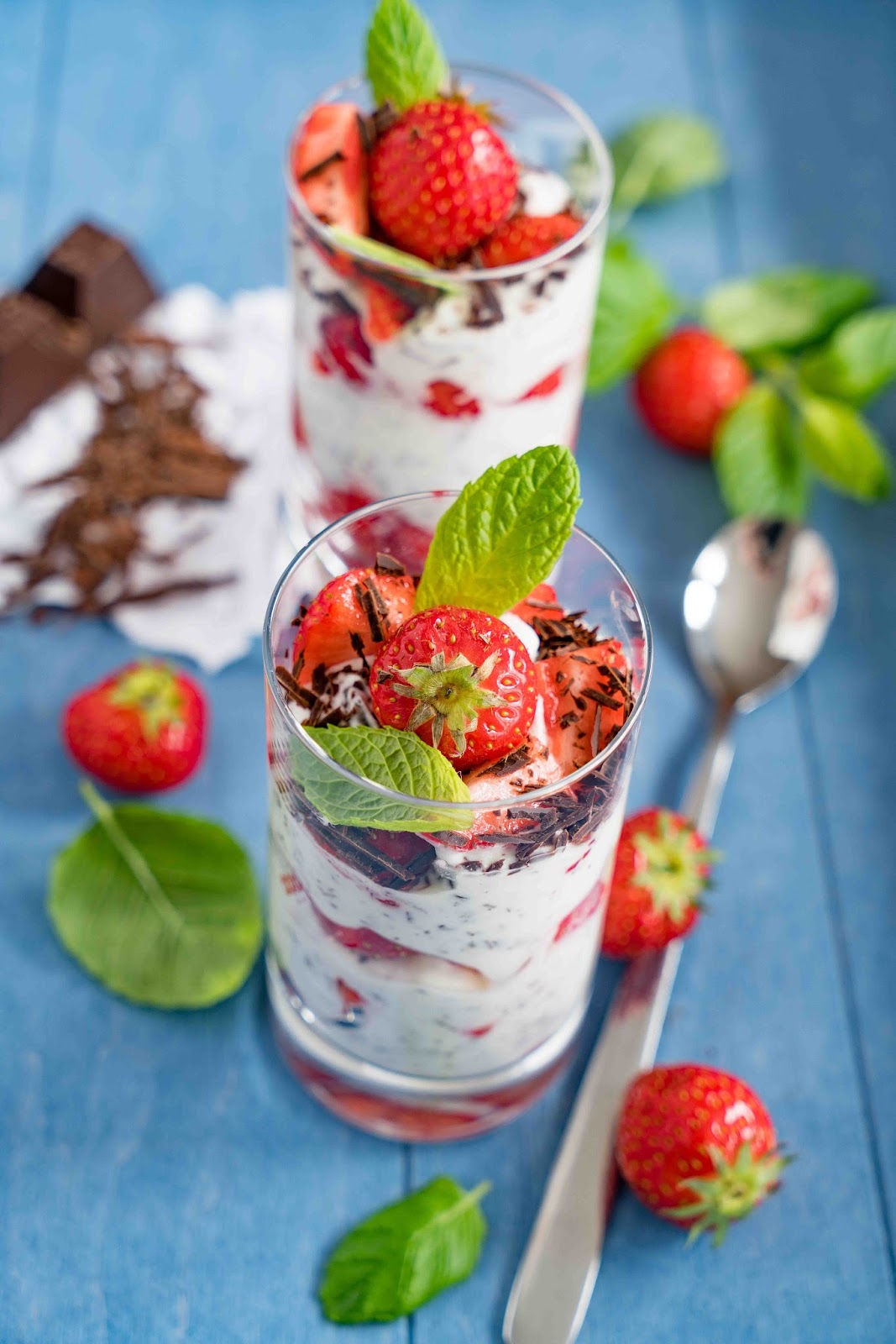 stuttgartcooking: Joghurt-Frischkäse-Stracciatella mit Erdbeeren und Minze