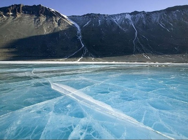 В каждой долине есть замерзшие озера, с линзами рассола под ледяной толщей