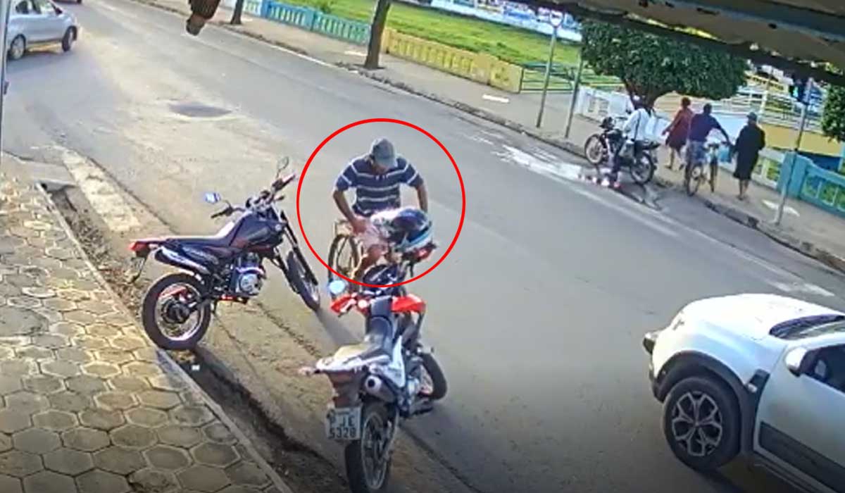 Ciclista colide em moto, cai e bate a cabeça no meio-fio em Jacobina; assista